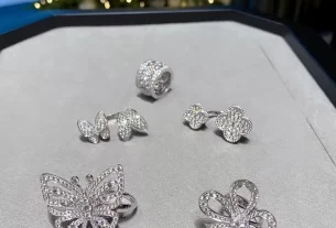 四叶草爱心项链：寓意吉祥的时尚饰品，独特设计提升佩戴魅力，助你轻松打造吸睛造型！