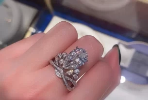 四叶草白贝母手串——天然养生饰品，四叶草寓意吉祥，白贝母光泽璀璨，手串佩戴指南