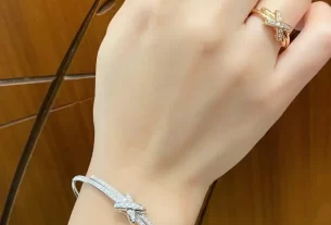 四叶草白贝母手串热销款：天然养生饰品，打造独特时尚韵味，助你转运招福！