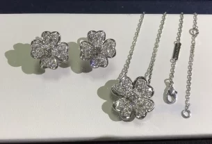 四叶草三花吊坠：寓意吉祥的幸运饰品，SEO优化热门关键词推荐