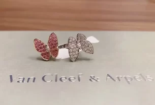 四叶草白贝母手串——天然宝石养生饰品，助力健康生活，时尚搭配必备！