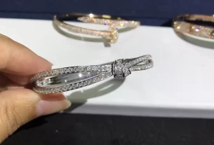 四叶草白贝母手串热销款 - 豪华养生饰品，天然白贝母与四叶草的完美融合！