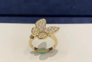 四叶草爱心项链：独特设计展现浪漫情怀，热门款式轻松提升气质！