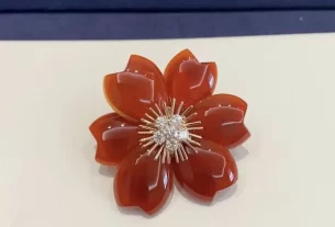 四叶草爱心项链：时尚潮流饰品，寓意美好爱情，助力SEO优化推荐！