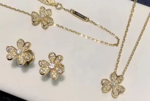 四叶草爱心项链：独特设计饰品，浪漫表白必备，让你成为焦点！