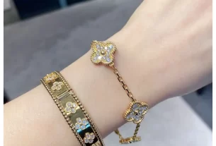 四叶草爱心项链：独特设计饰品，浪漫礼物首选，轻松打造时尚个性搭配！