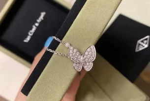 四叶草白贝母手串：天然宝石养生饰品，美肤保健必备，热门搜索推荐！
