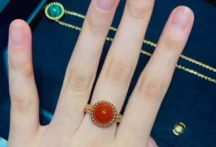 四叶草爱心项链：独特设计珠宝，寻找幸运与爱的象征，打造个性时尚佩戴首选