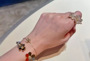 四叶草白贝母手串——天然美饰，寓意吉祥，热门手串选购指南！