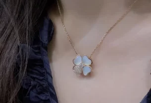 四叶草白贝母手串热销款式：天然美玉养生饰品，寓意吉祥SEO优化标题
