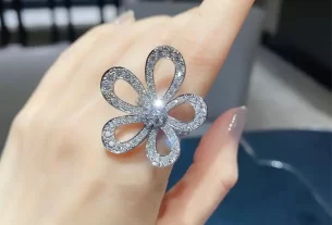 四叶草三花吊坠热销款式：天然宝石寓意美好，时尚饰品推荐！