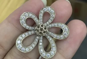 四叶草爱心项链：独特设计饰品，寻找幸运与爱的完美融合！