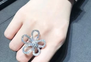 四叶草白贝母手串热销款：天然养生饰品，提升佩戴者的气质与运势！