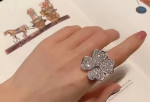 四叶草爱心项链：独特设计饰品，探寻幸运与爱的完美融合！- 热门时尚饰品推荐