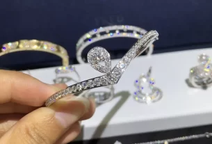 四叶草爱心项链：独特设计浪漫饰品，寻找你的幸运之缘！