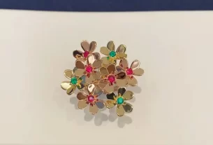 四叶草五花手链热销爆款：天然宝石搭配，时尚百搭饰品，让你美丽加分！