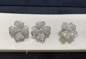 四叶草三花吊坠：寓意美好幸运的时尚饰品，探索神秘三叶草与花朵的结合之美