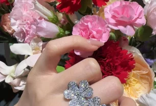 四叶草白贝母手串热销爆款：天然养生，时尚百搭，助你招财转运！SEO优化标题