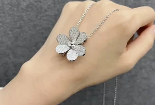 四叶草白贝母手串热销款：天然美玉搭配，寓意吉祥，SEO优化标题推荐