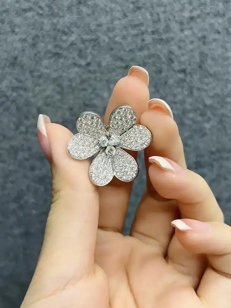 四叶草白贝母手串定制图片展示