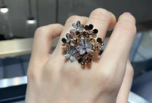 四叶草白贝母手串：天然养生宝石，时尚搭配必备，带你领略独特韵味