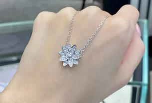四叶草爱心项链：寓意美好爱情的时尚饰品，热销单品推荐！