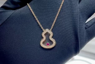 四叶草爱心项链：独特设计诠释浪漫，爆款饰品助力个性魅力展现！