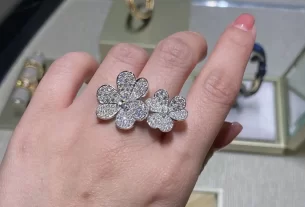 四叶草白贝母手串——天然美玉搭配，时尚养生必备饰品，助力SEO优化
