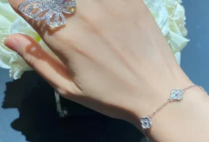 四叶草白贝母手串：天然宝石搭配，寓意美好，SEO优化标题推荐