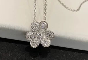 四叶草爱心项链：独特设计魅力，探寻幸运四叶草的浪漫寓意与佩戴技巧