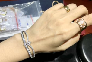 四叶草三花吊坠：独特设计寓意好运，时尚饰品SEO推荐必备