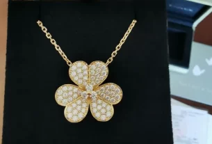 四叶草爱心项链：寓意吉祥的时尚饰品，探索浪漫与幸运的完美结合