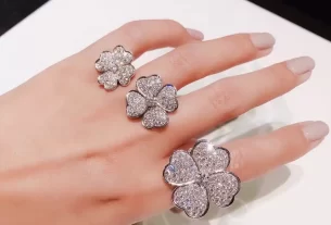 四叶草五花手链：时尚潮流饰品，寻找幸运与美丽的完美搭配！