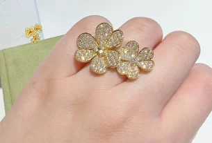 四叶草白贝母手串——天然宝石饰品，独特寓意，时尚佩戴首选！