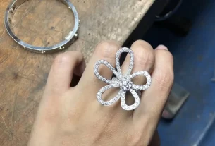 四叶草白贝母手串热销款，天然宝石饰品佩戴指南与选购技巧