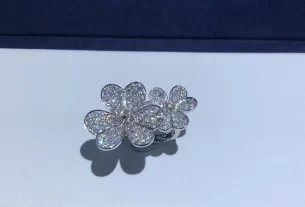四叶草白贝母手串——天然宝石佩戴首选，美容养生必备饰品SEO优化标题