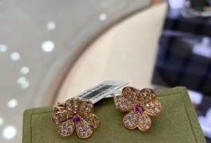 四叶草爱心项链：独特设计饰品，寻找你的幸运与爱的守护符