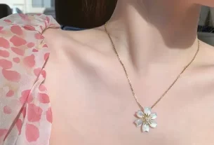四叶草爱心项链：时尚潮流饰品，寓意美好爱情，打造你的个性魅力！