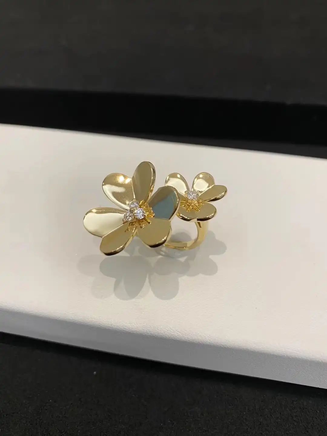 四叶草白贝母手串热销款：天然养生饰品，佩戴必备的美丽与好运象征！