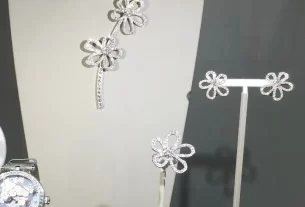 一段描述

标题：【四叶草白贝母手串】天然宝石手链，四叶草寓意幸运，白贝母光泽璀璨，时尚优雅必备饰品

描述：
这款【四叶草白贝母手串】融合了天然宝石的独特魅力，佩戴在手腕间，尽显时尚优雅。四叶草造型寓意幸运，带来美好祝愿；白贝母质地纯净，光泽璀璨，彰显气质。作为一款时尚饰品，四叶草白贝母手串是追求个性与品味的你不可错过的必备单品。搜索关键词：四叶草手串、白贝母手链、天然宝石饰品、时尚手链