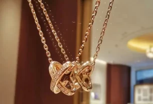 四叶草爱心项链：时尚百搭的首饰单品，揭秘寓意与选购技巧