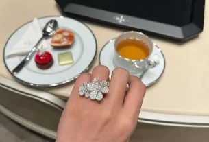 四叶草三花吊坠：寓意美好幸运，时尚首饰SEO优化推荐