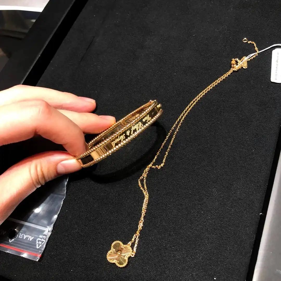 四叶草三花吊坠定制图片展示