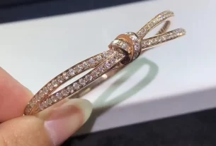四叶草爱心项链：寓意吉祥的时尚饰品，寻找幸运与爱的独特搭配！
