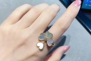 四叶草三花吊坠热销款：时尚幸运饰品，必备饰品清单推荐！