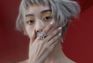 四叶草白贝母手串：天然宝石搭配，时尚养生两相宜，热门饰品选购指南