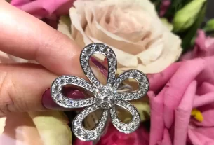 四叶草爱心项链：浪漫饰品，寻找幸运之物的必备选择，热销爆款推荐！
