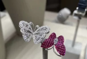 四叶草白贝母手串——天然宝石养生饰品，寓意吉祥，热门搜索推荐！