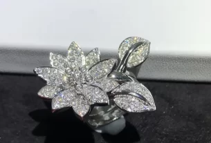 四叶草白贝母手串热销款：天然美玉搭配，佩戴养生必备！SEO优化标题