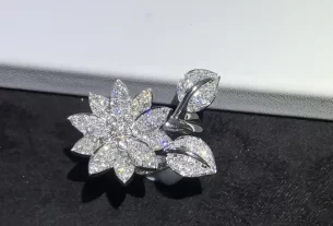 四叶草三花吊坠：天然宝石饰品，寓意美好，时尚潮流选购指南